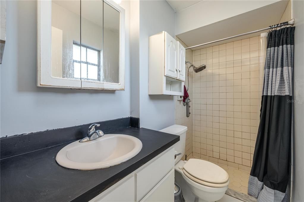 En Venta: $295,000 (4 camas, 2 baños, 1864 Pies cuadrados)