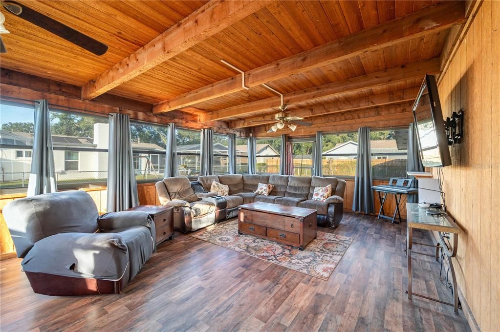 En Venta: $295,000 (4 camas, 2 baños, 1864 Pies cuadrados)