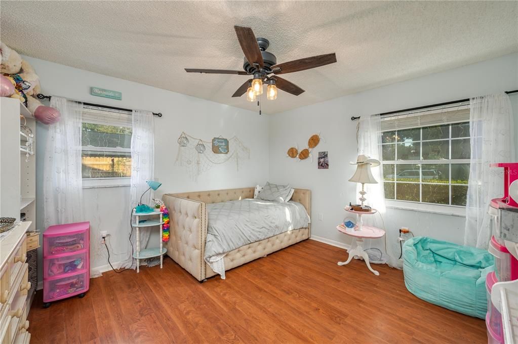 En Venta: $295,000 (4 camas, 2 baños, 1864 Pies cuadrados)