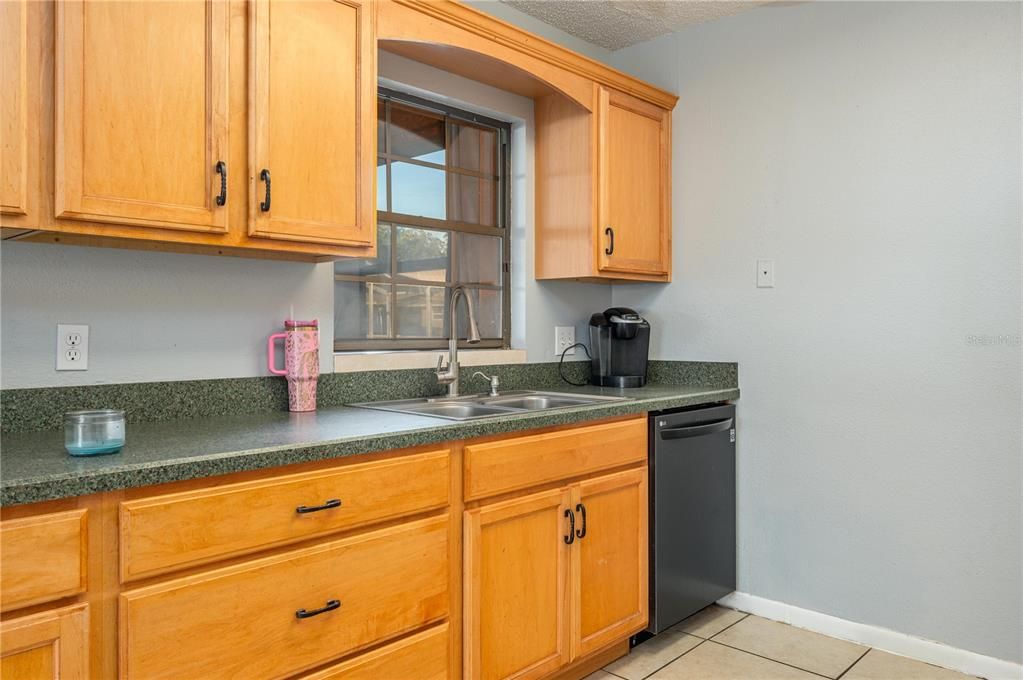 En Venta: $295,000 (4 camas, 2 baños, 1864 Pies cuadrados)