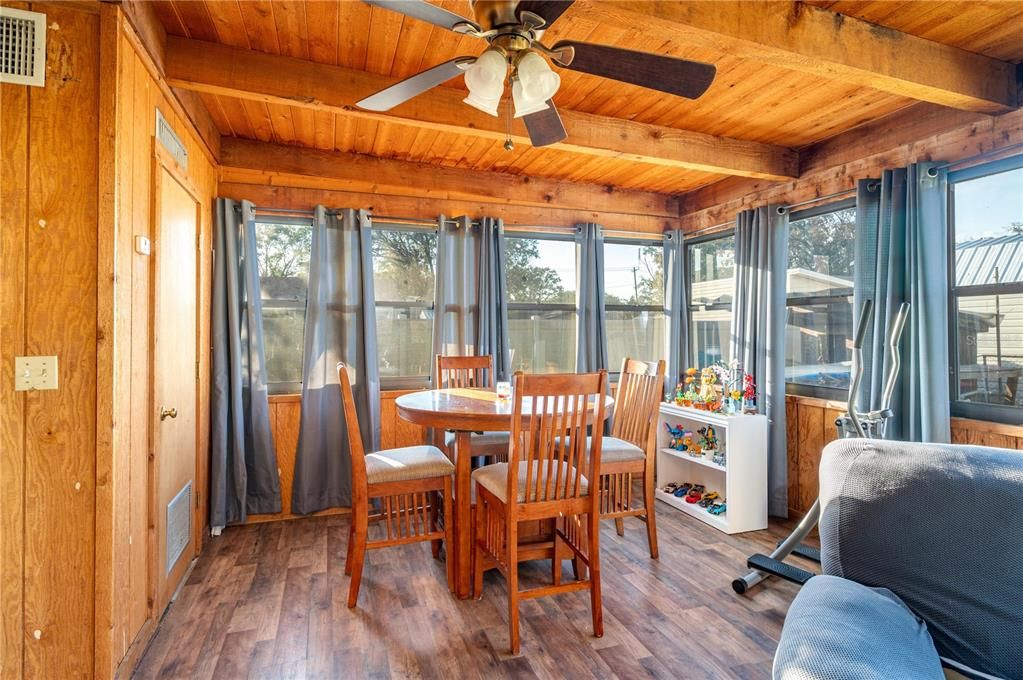 En Venta: $295,000 (4 camas, 2 baños, 1864 Pies cuadrados)