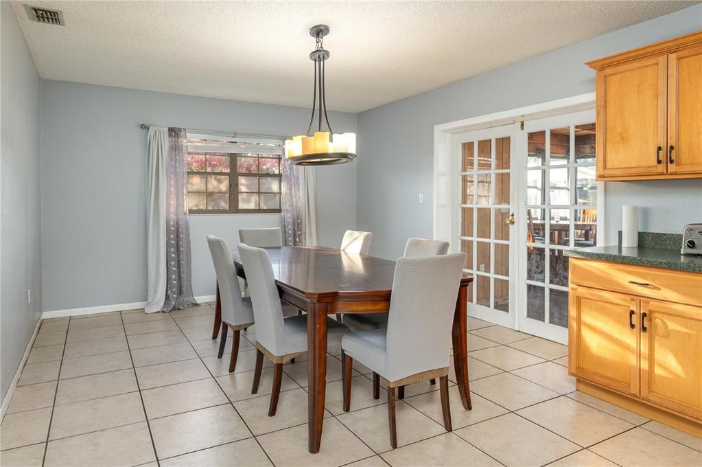 En Venta: $295,000 (4 camas, 2 baños, 1864 Pies cuadrados)