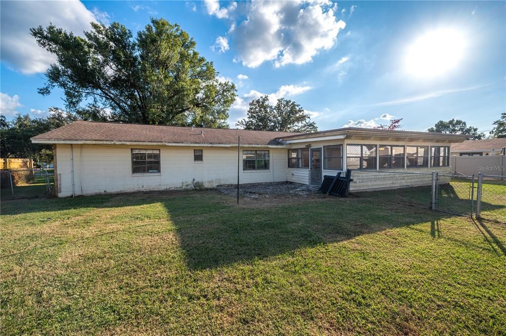 En Venta: $295,000 (4 camas, 2 baños, 1864 Pies cuadrados)