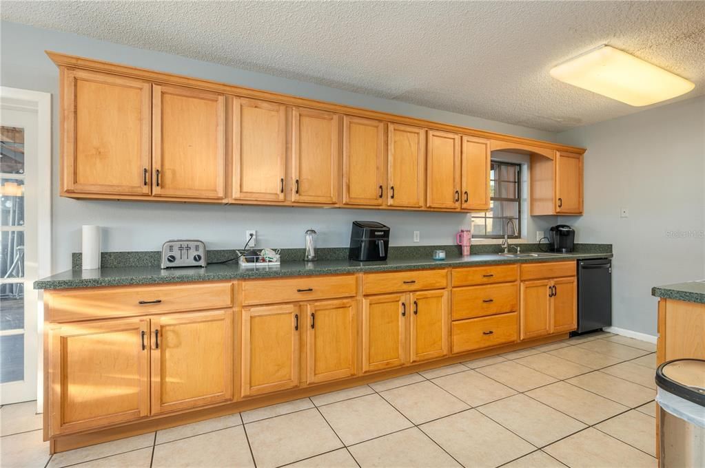 En Venta: $295,000 (4 camas, 2 baños, 1864 Pies cuadrados)