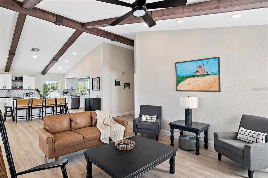 合同活跃: $6,000 (3 贝兹, 2 浴室, 1606 平方英尺)