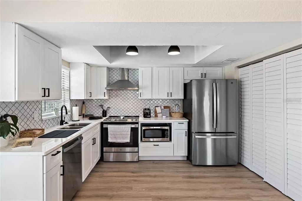 合同活跃: $6,000 (3 贝兹, 2 浴室, 1606 平方英尺)