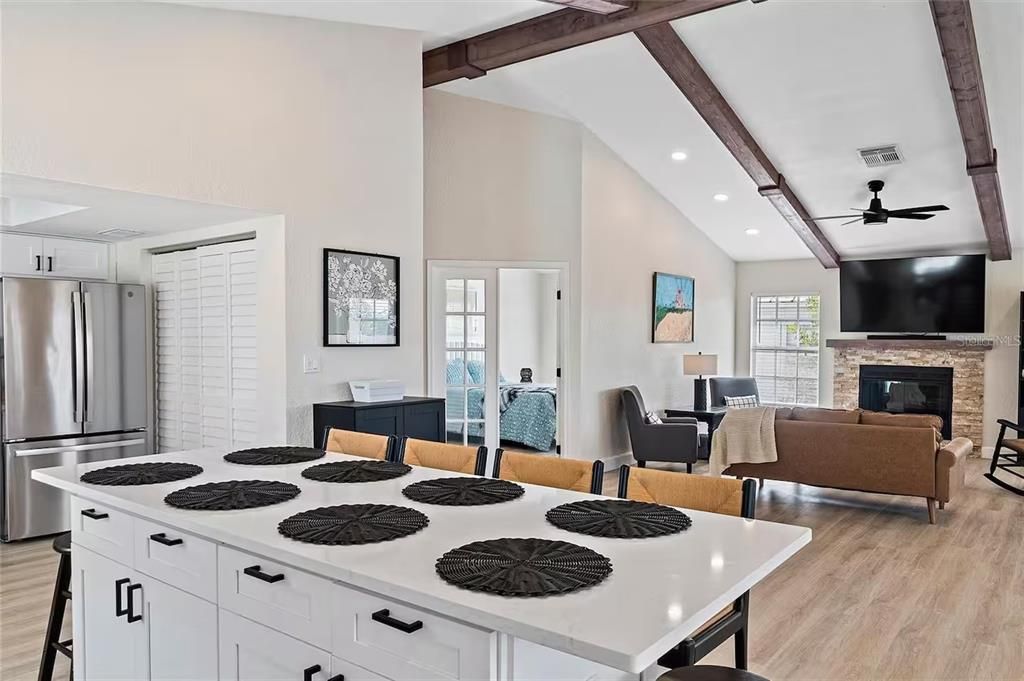 合同活跃: $6,000 (3 贝兹, 2 浴室, 1606 平方英尺)