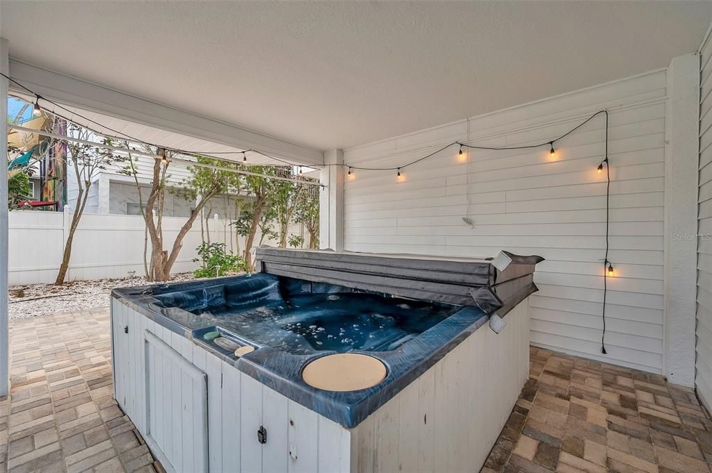 合同活跃: $6,000 (3 贝兹, 2 浴室, 1606 平方英尺)