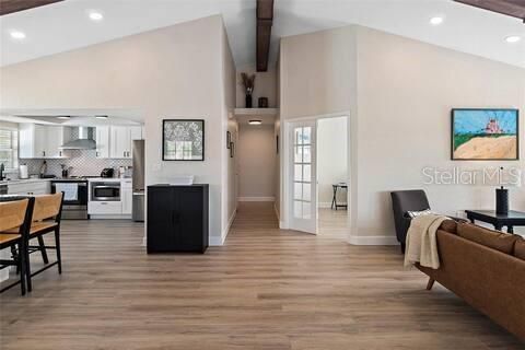 合同活跃: $6,000 (3 贝兹, 2 浴室, 1606 平方英尺)