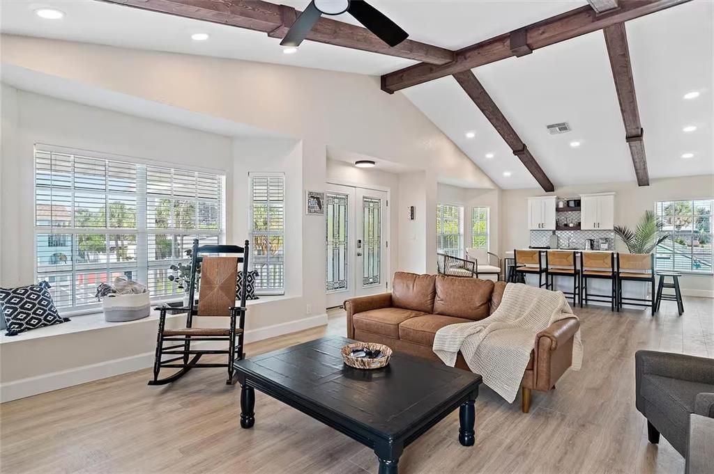 合同活跃: $6,000 (3 贝兹, 2 浴室, 1606 平方英尺)