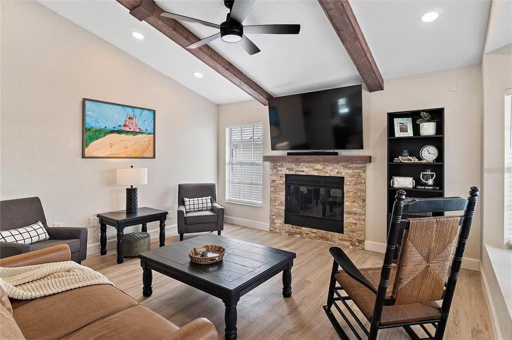 合同活跃: $6,000 (3 贝兹, 2 浴室, 1606 平方英尺)