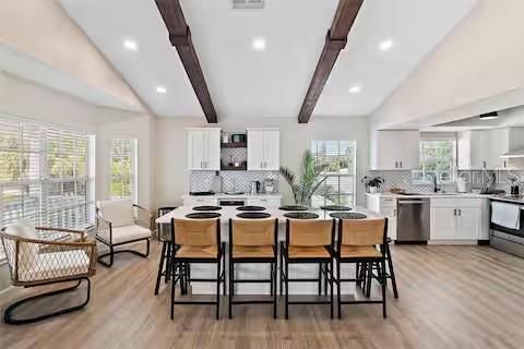 合同活跃: $6,000 (3 贝兹, 2 浴室, 1606 平方英尺)