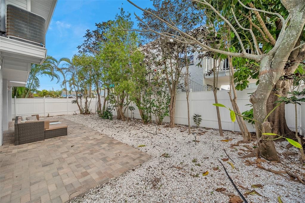 合同活跃: $6,000 (3 贝兹, 2 浴室, 1606 平方英尺)