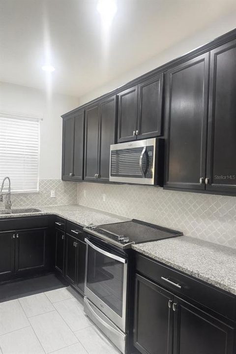 For Rent: $2,750 (3 beds, 2 baths, 1905 Square Feet)