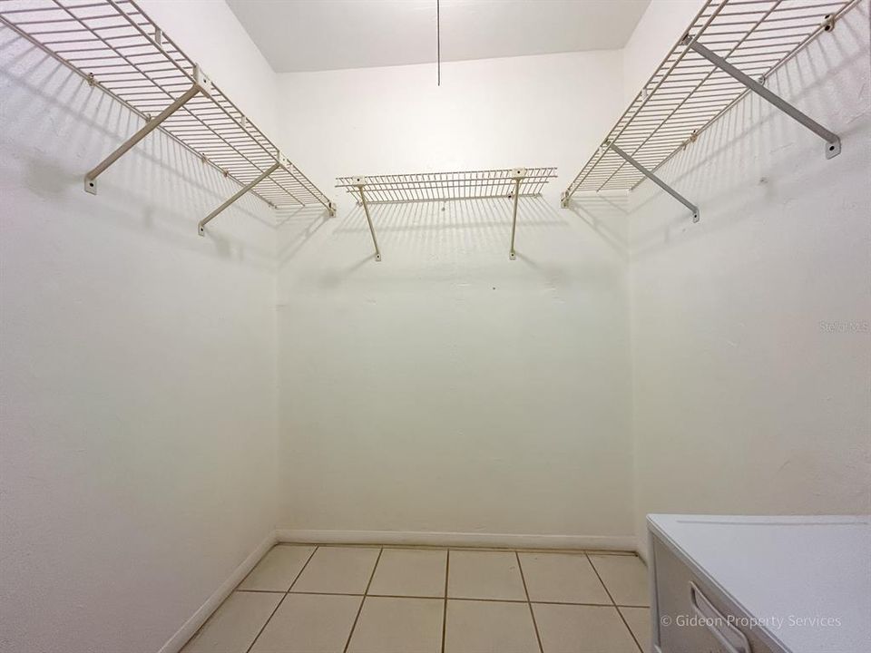 出租: $1,150 (1 贝兹, 1 浴室, 576 平方英尺)