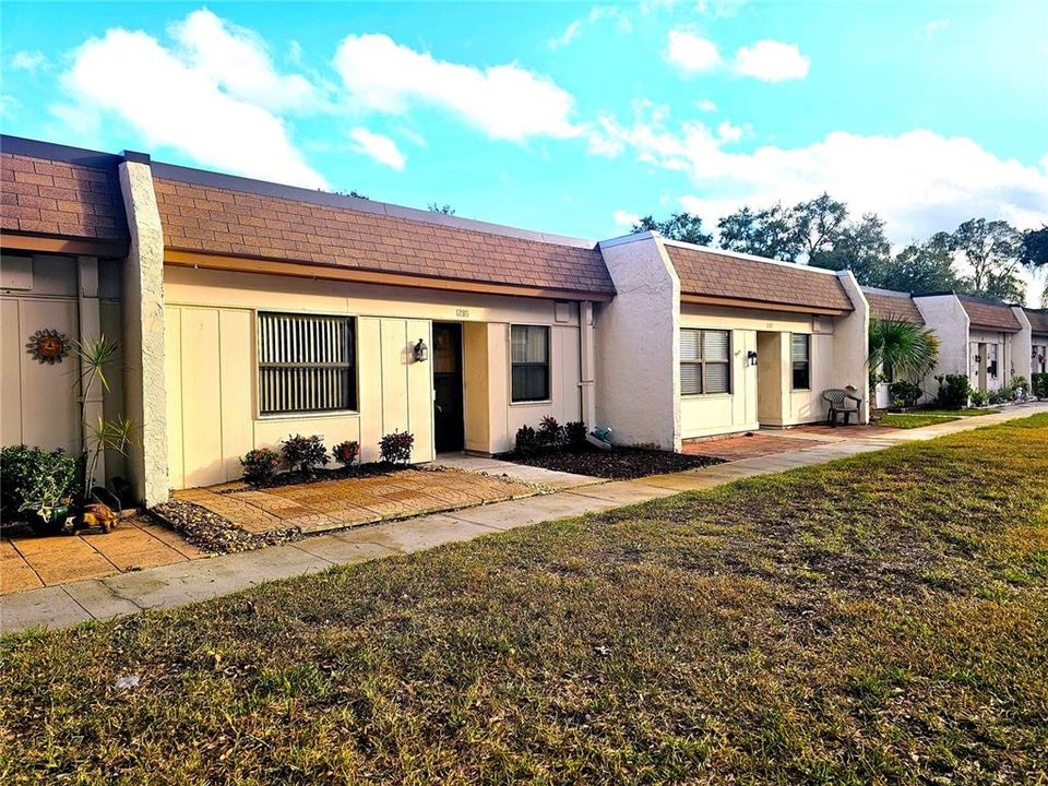 出租: $1,600 (2 贝兹, 1 浴室, 812 平方英尺)