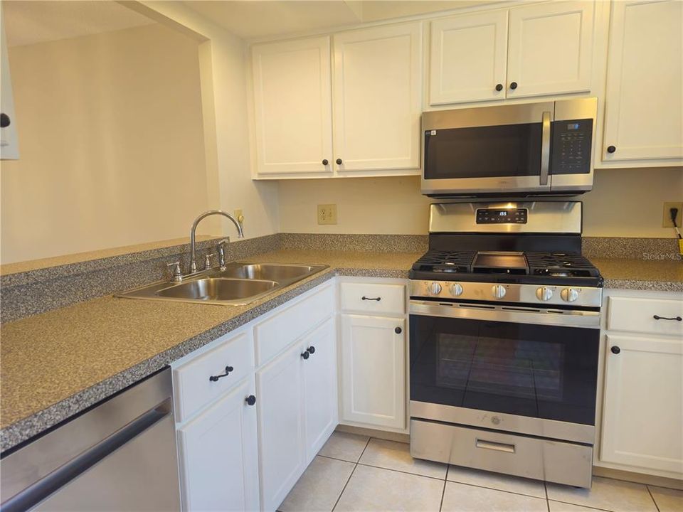 出租: $1,600 (2 贝兹, 1 浴室, 812 平方英尺)