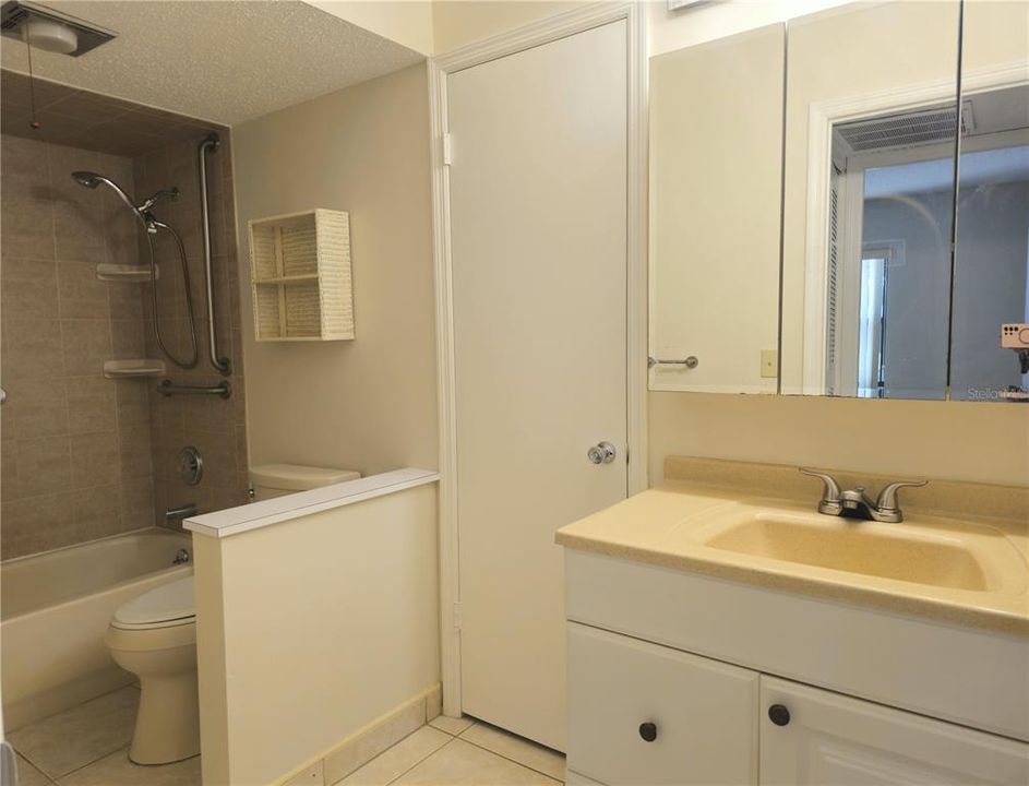 出租: $1,600 (2 贝兹, 1 浴室, 812 平方英尺)