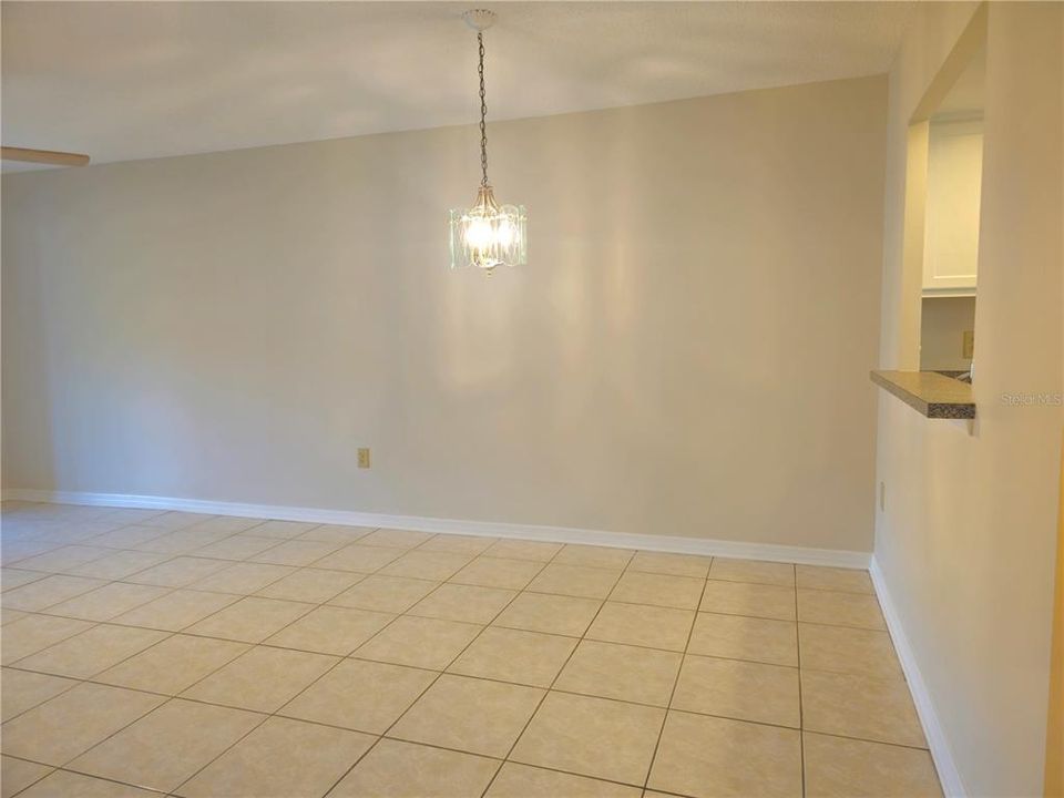 出租: $1,600 (2 贝兹, 1 浴室, 812 平方英尺)