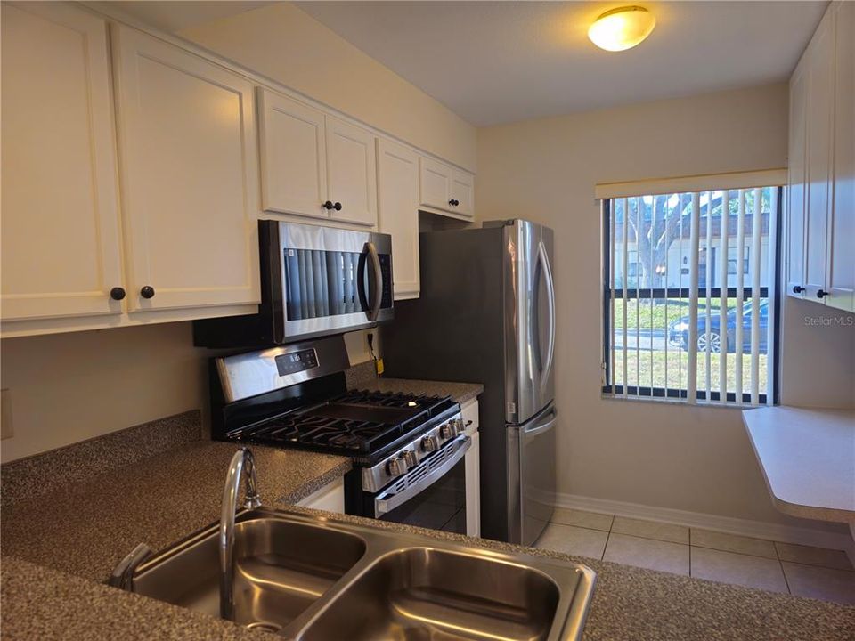 出租: $1,600 (2 贝兹, 1 浴室, 812 平方英尺)