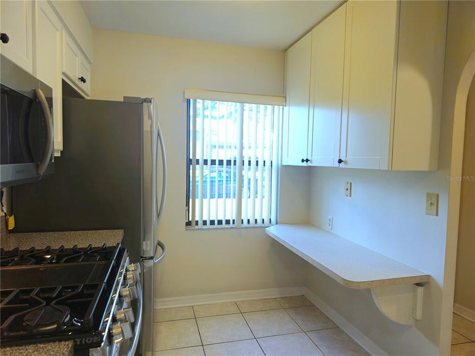 出租: $1,600 (2 贝兹, 1 浴室, 812 平方英尺)