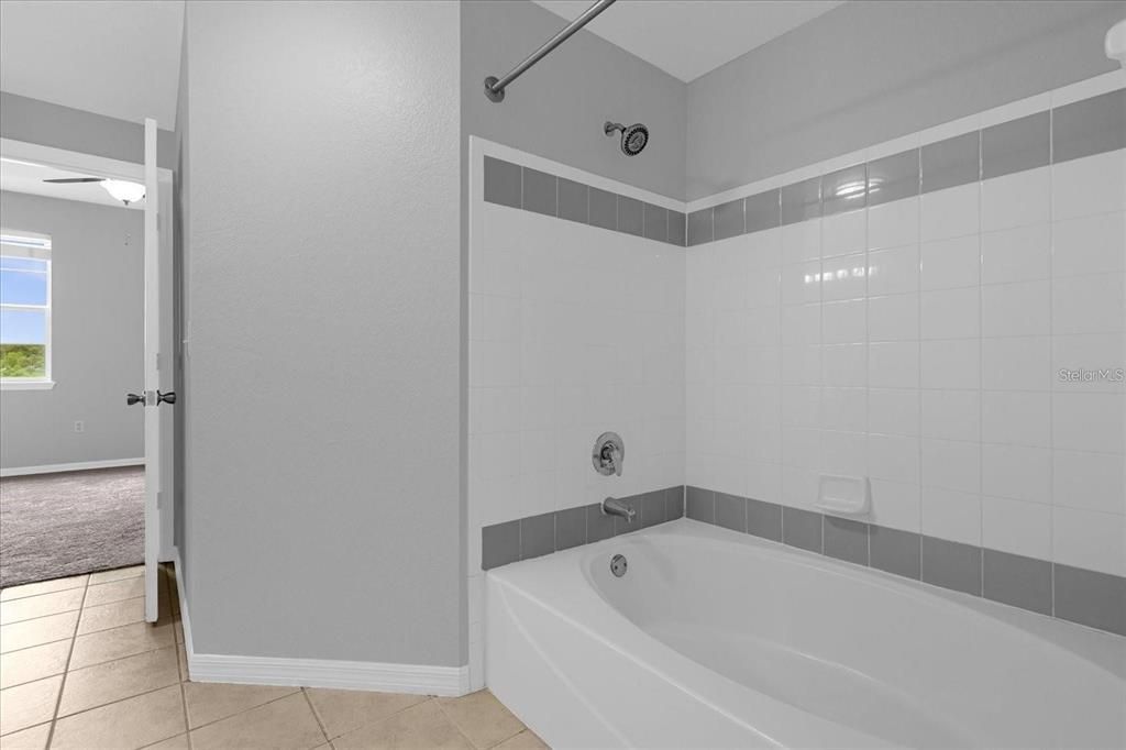 Activo con contrato: $1,650 (2 camas, 2 baños, 1107 Pies cuadrados)