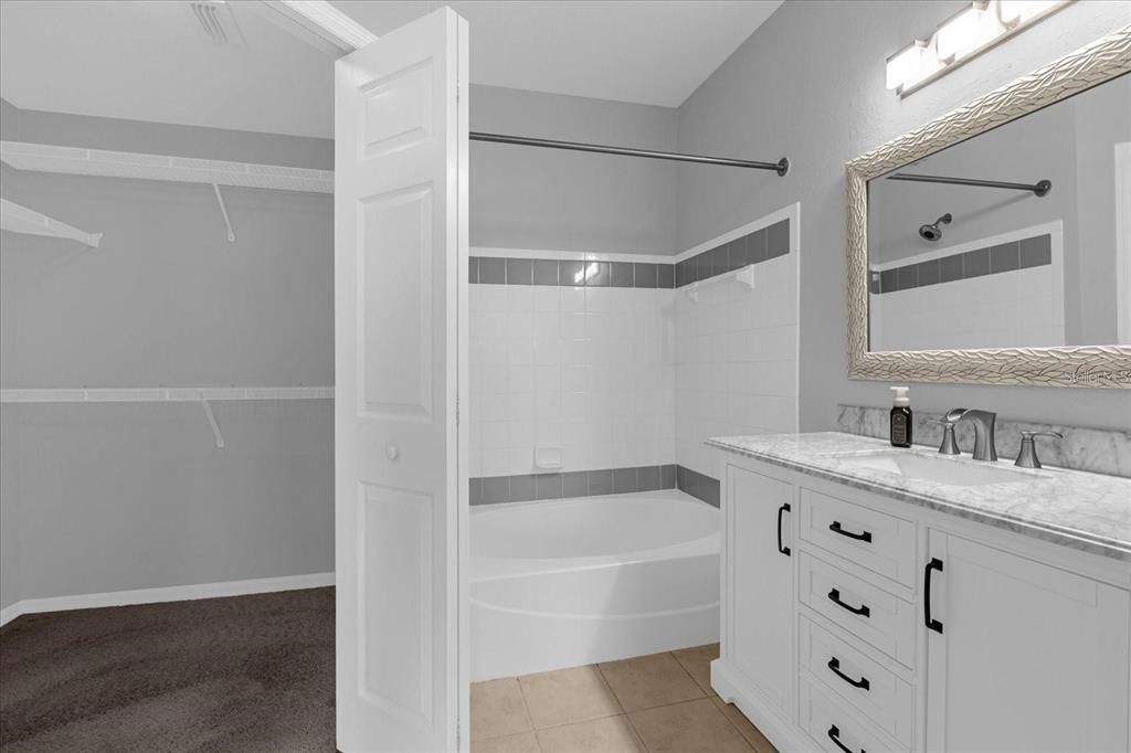 Activo con contrato: $1,650 (2 camas, 2 baños, 1107 Pies cuadrados)