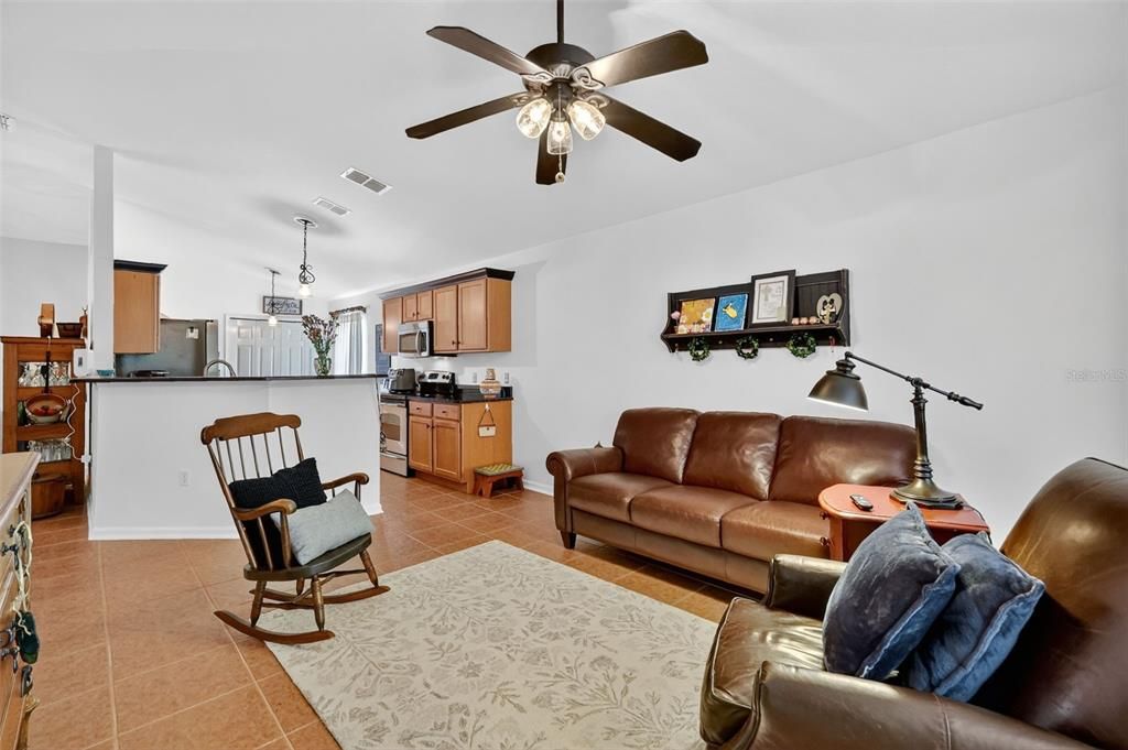 合同活跃: $321,000 (3 贝兹, 2 浴室, 1576 平方英尺)