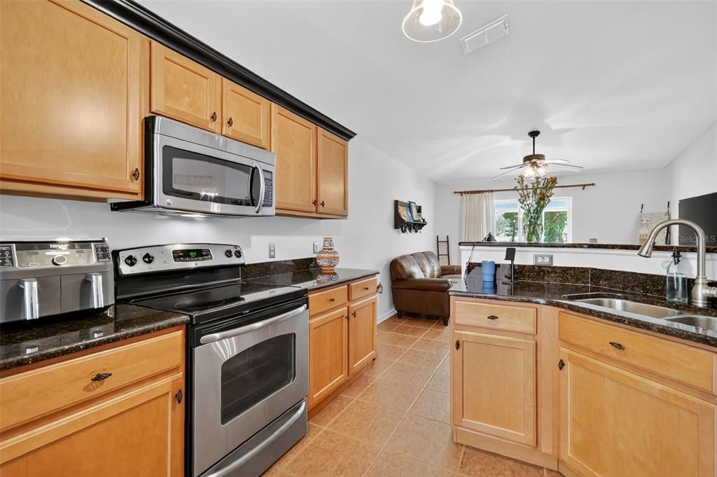 合同活跃: $321,000 (3 贝兹, 2 浴室, 1576 平方英尺)