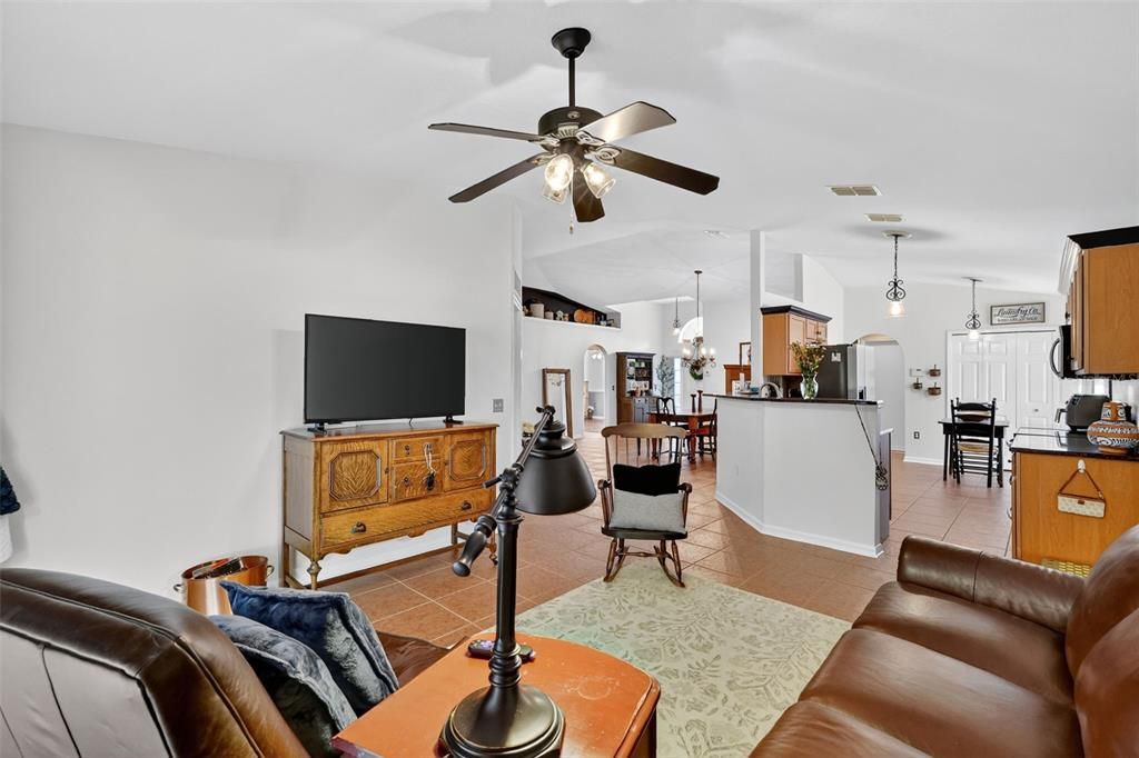 合同活跃: $321,000 (3 贝兹, 2 浴室, 1576 平方英尺)