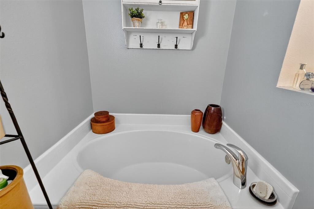 合同活跃: $321,000 (3 贝兹, 2 浴室, 1576 平方英尺)