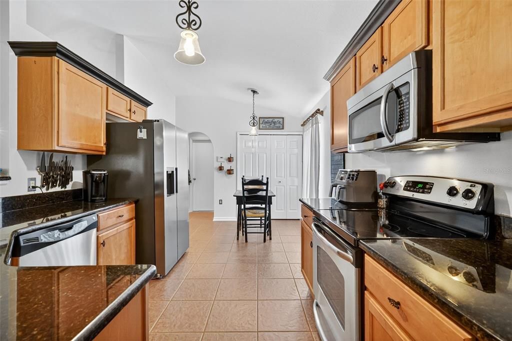 合同活跃: $321,000 (3 贝兹, 2 浴室, 1576 平方英尺)