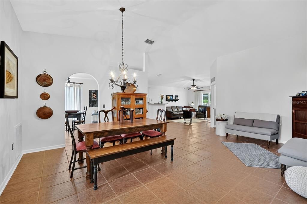 合同活跃: $321,000 (3 贝兹, 2 浴室, 1576 平方英尺)