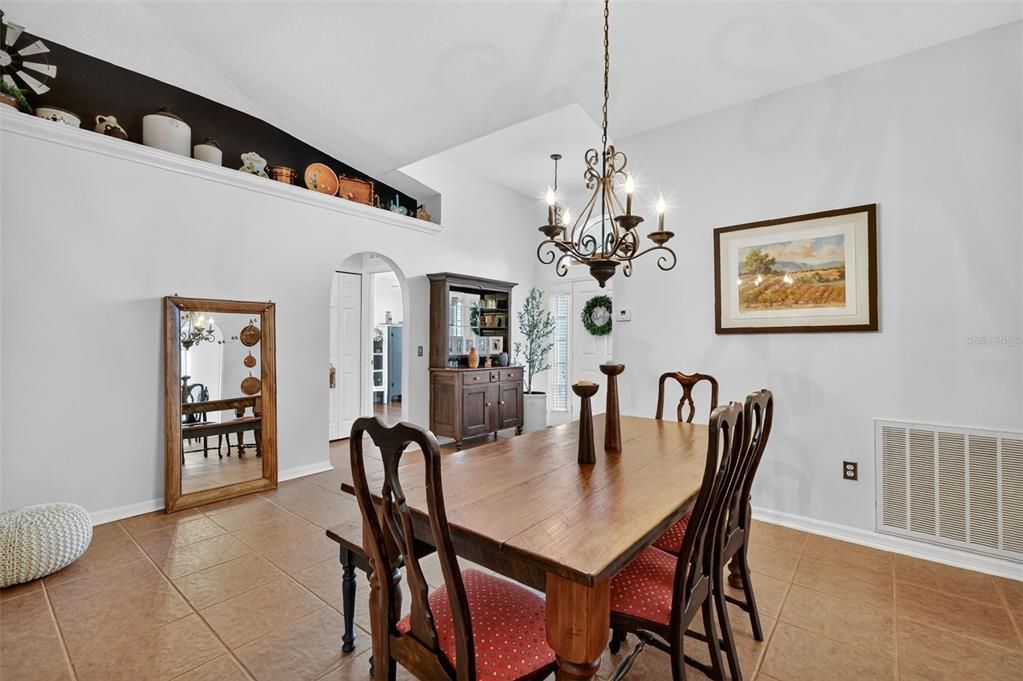 合同活跃: $321,000 (3 贝兹, 2 浴室, 1576 平方英尺)