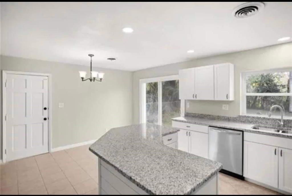 待售: $232,000 (3 贝兹, 3 浴室, 1396 平方英尺)