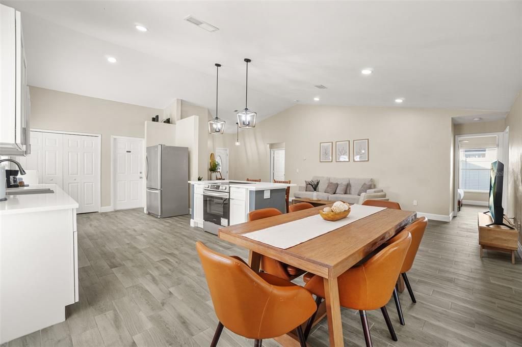 出租: $3,000 (4 贝兹, 2 浴室, 1640 平方英尺)