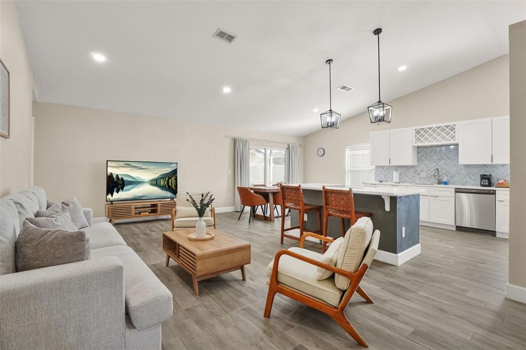 出租: $3,000 (4 贝兹, 2 浴室, 1640 平方英尺)