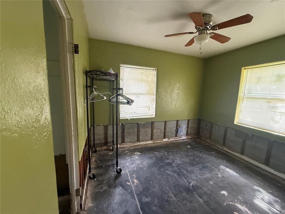 待售: $130,000 (2 贝兹, 1 浴室, 801 平方英尺)