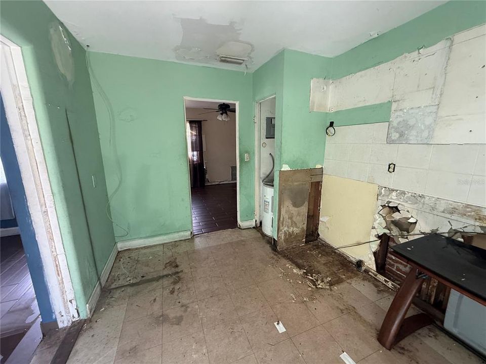 待售: $130,000 (2 贝兹, 1 浴室, 801 平方英尺)