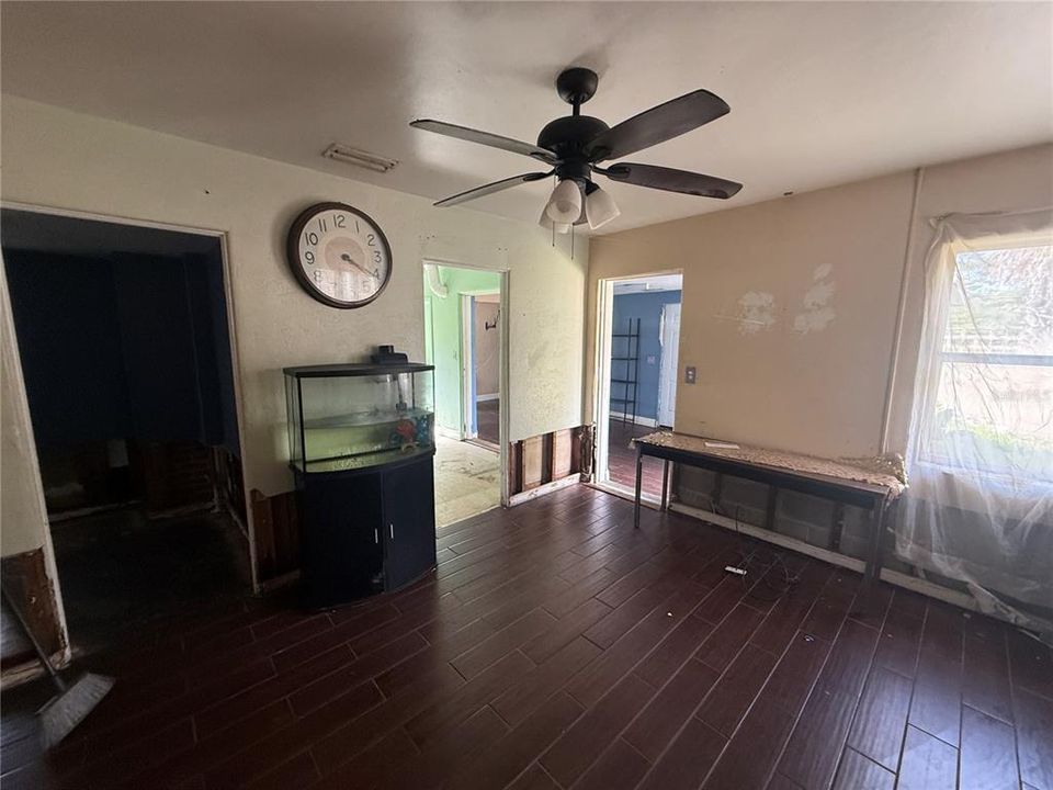 待售: $130,000 (2 贝兹, 1 浴室, 801 平方英尺)