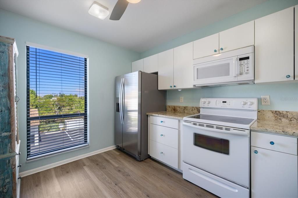 待售: $249,900 (2 贝兹, 2 浴室, 1041 平方英尺)