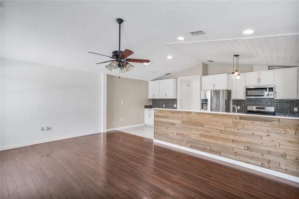 For Sale: $379,000 (3 beds, 2 baths, 1978 Square Feet)