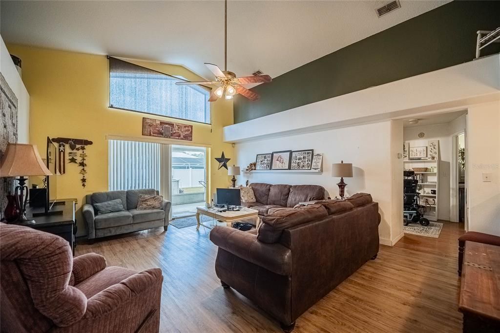 На продажу: $320,000 (3 спален, 2 ванн, 2434 Квадратных фут)