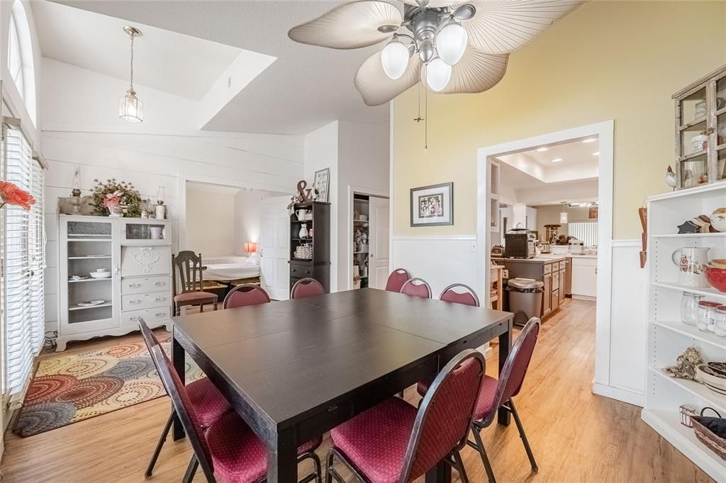 На продажу: $320,000 (3 спален, 2 ванн, 2434 Квадратных фут)