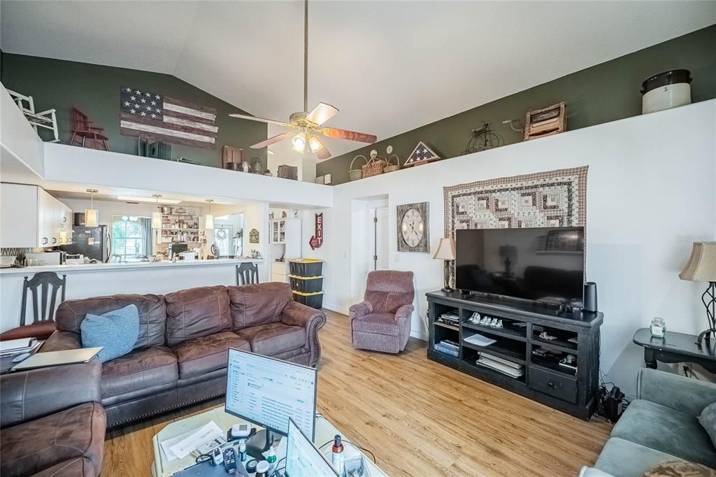 На продажу: $320,000 (3 спален, 2 ванн, 2434 Квадратных фут)