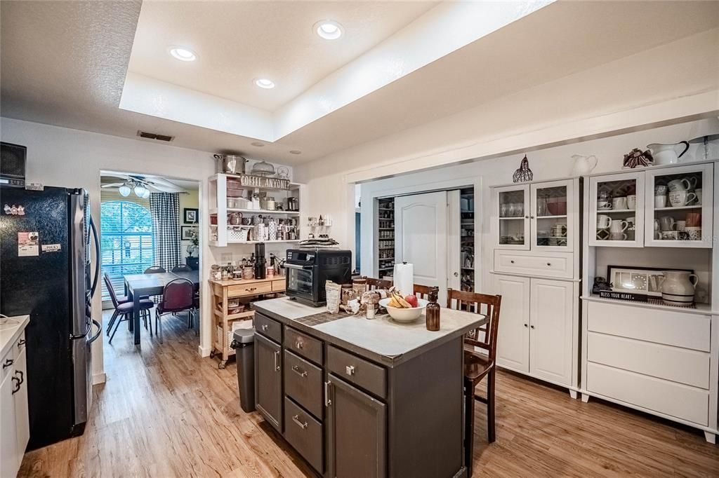 На продажу: $320,000 (3 спален, 2 ванн, 2434 Квадратных фут)