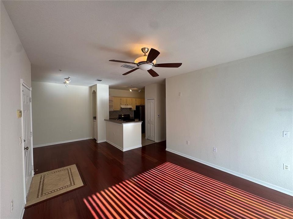 For Rent: $1,525 (2 beds, 1 baths, 898 Square Feet)