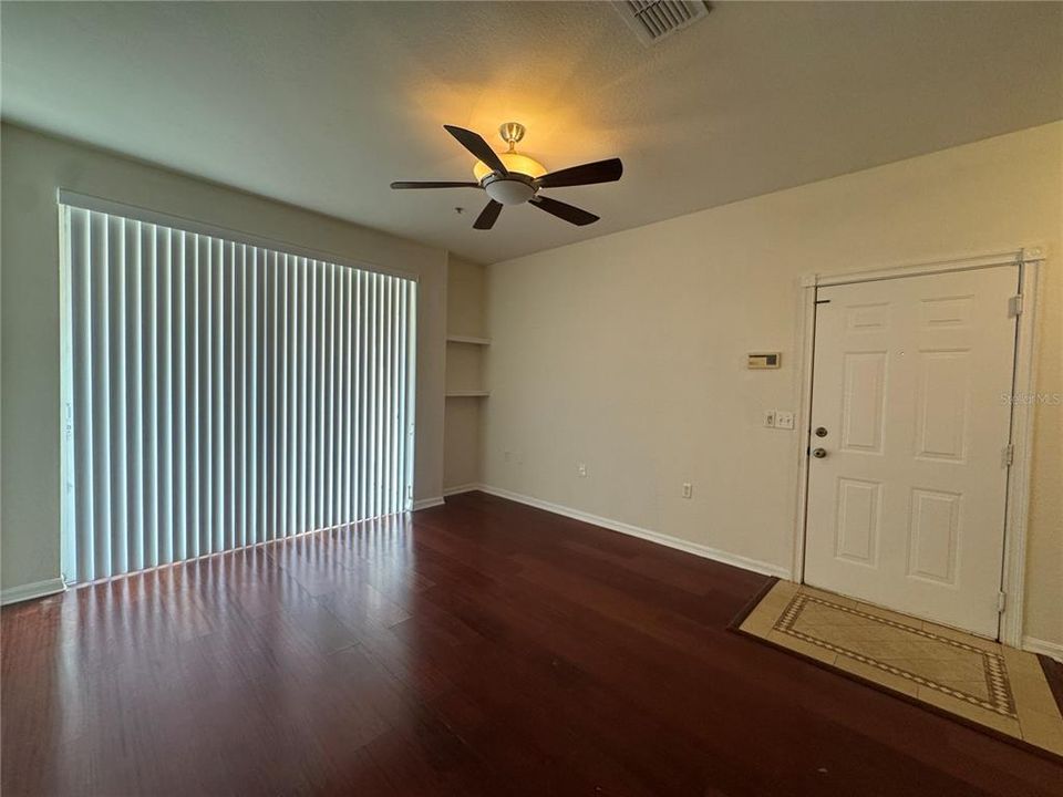 For Rent: $1,525 (2 beds, 1 baths, 898 Square Feet)