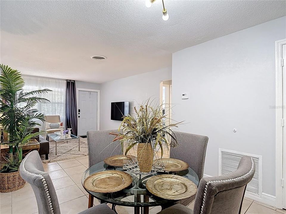 For Rent: $2,800 (2 beds, 1 baths, 850 Square Feet)