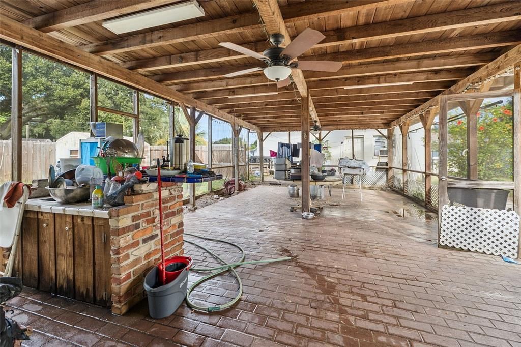 En Venta: $249,900 (4 camas, 2 baños, 2225 Pies cuadrados)